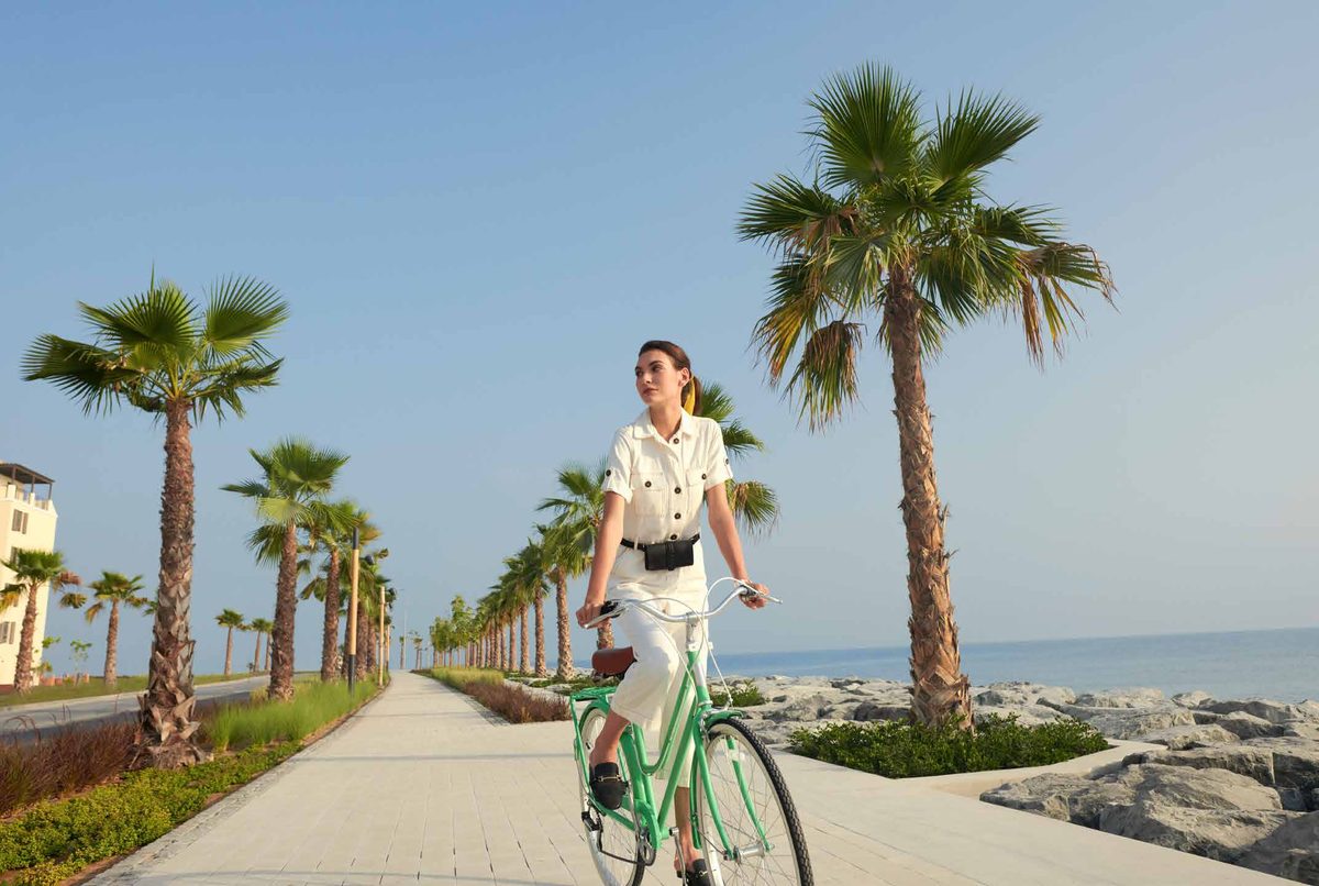 Port de La Mer — seaside promenade