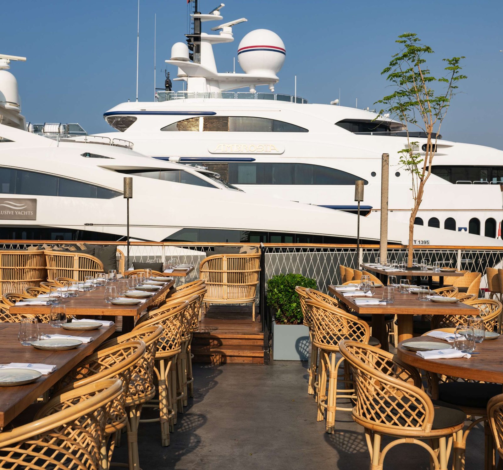 The Dubai Beach EDITION Residences — marina dining